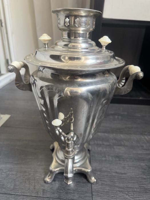 Руски самовар на ток.