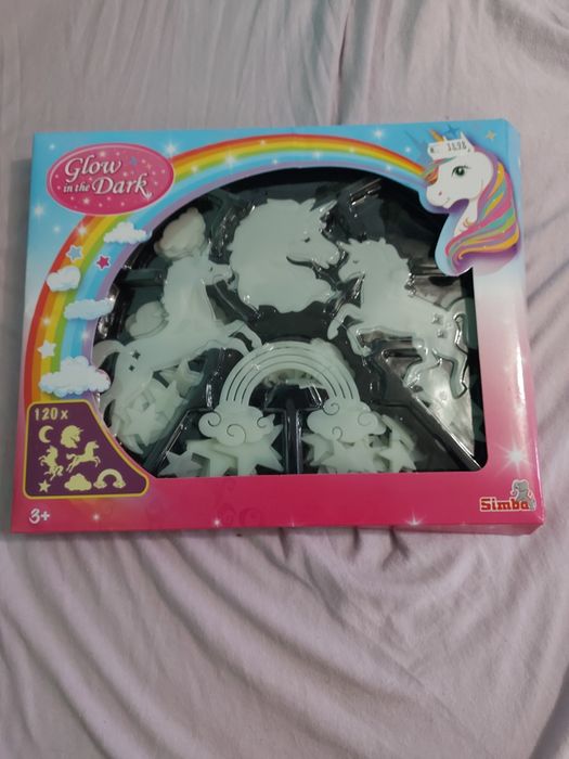 Играчка-светят частите в тъмното