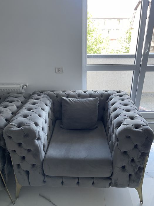 Set Canapea + 2 fotolii model Chesterfield tapitate cu catifea gri pret negociabil (se vand si separat: canapea:2500 lei si fotoliile:1000 lei)