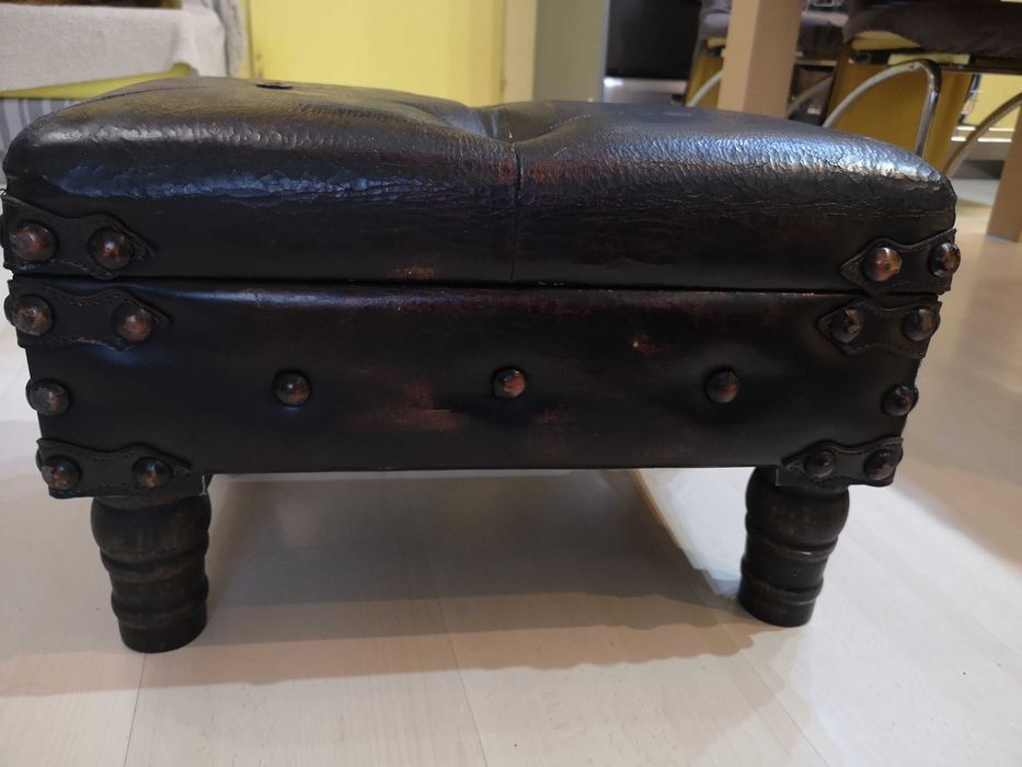 Старинна табуретка