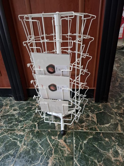 Въртящ се стелаж за картички