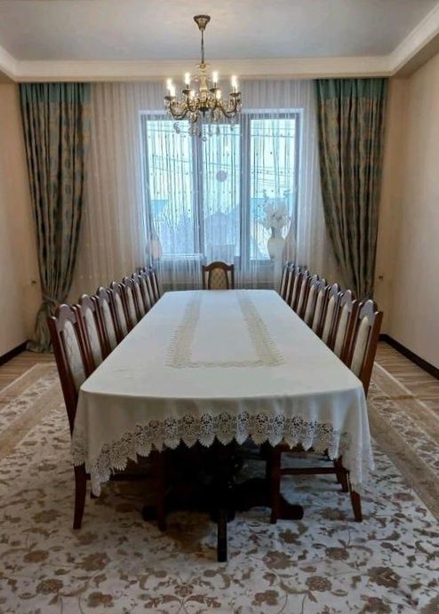 Гостинный стол + 18 стульев