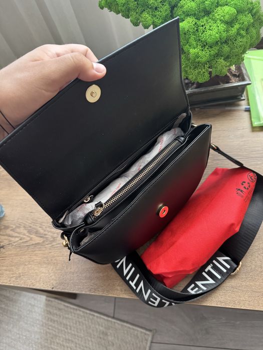 Geanta Valentino noua perfecta pentru cadou