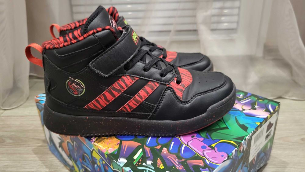 Продавам високи маратонки APG