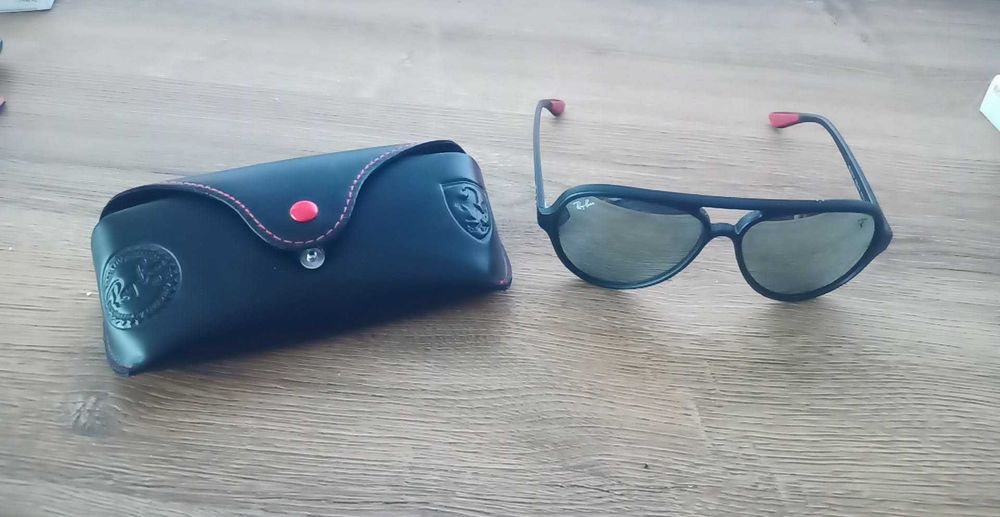 Vand ochelari de soare Ferrari
