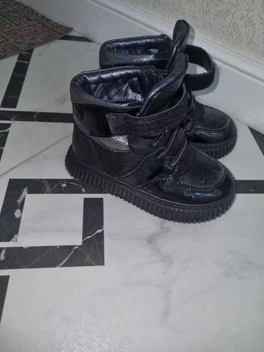 Ботинки на девочек 25р