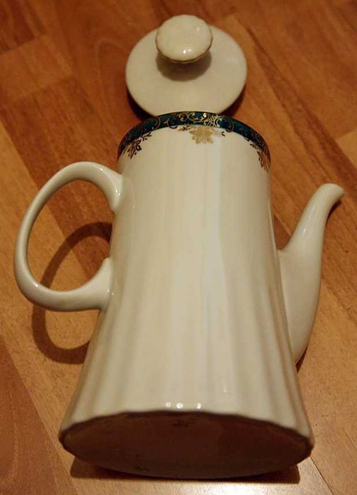 Продавам стилни комплекти чаши за чай с чинийки и чинийки за сладко