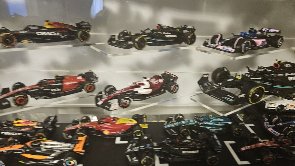Diorama Formula 1 75 ani Bburago 1:43 si 1:24 cu vitrina