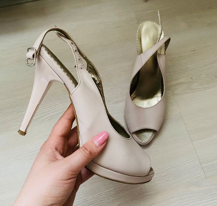 Vând sandale elegante nude