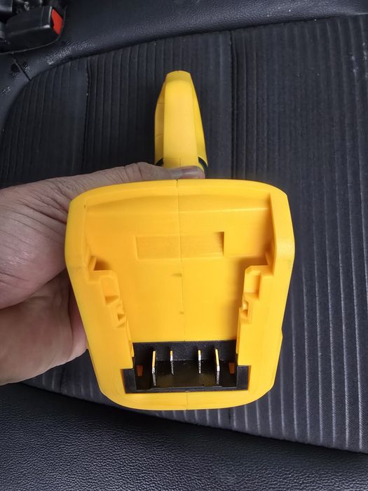 Vând foarfeca pomi care merge cu baterie dewalt de 18v