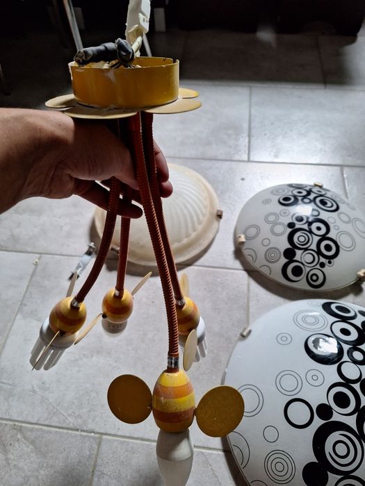 Vând 4 lustre/ aplice