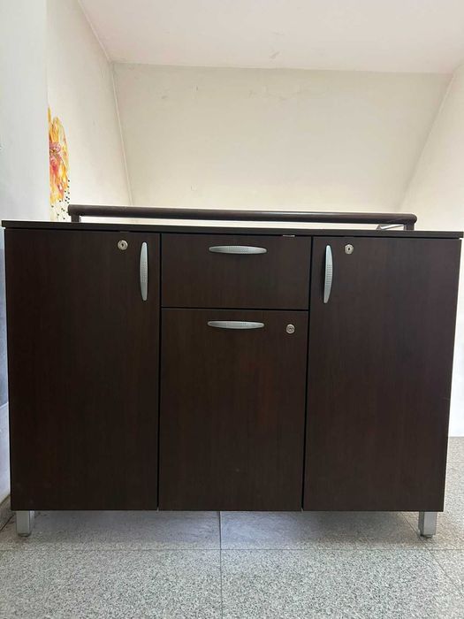 Практичен и стилен тъмнокафяв шкаф