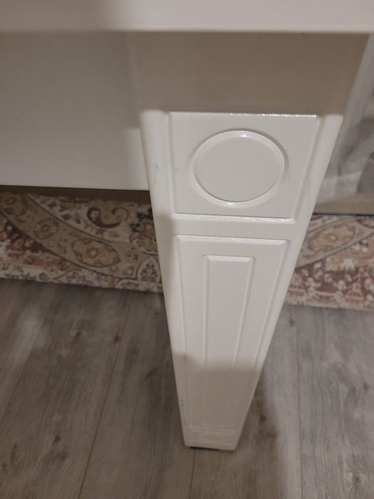 Стол обеденный белого цвета