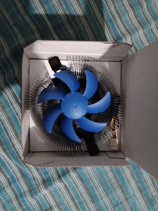 Кулер CROWN CM-90 для процессора.