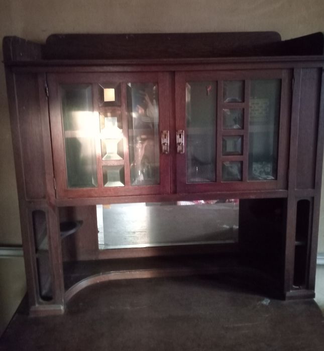 Старинный буфет с зеркалом. 19 век.