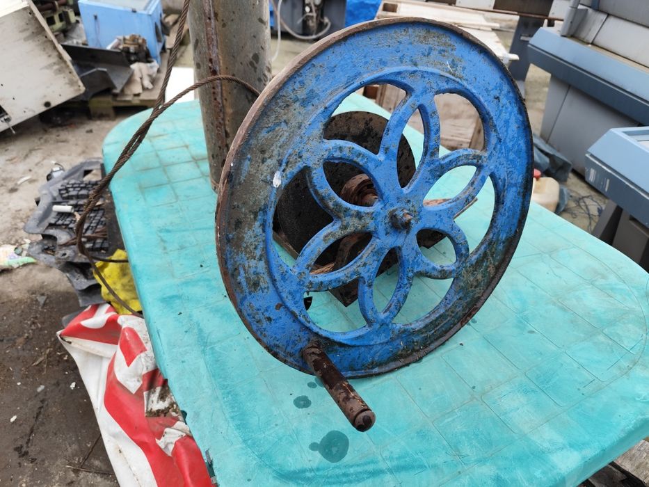 Roata actionare galeata fantana cu cablu metalic si galeata