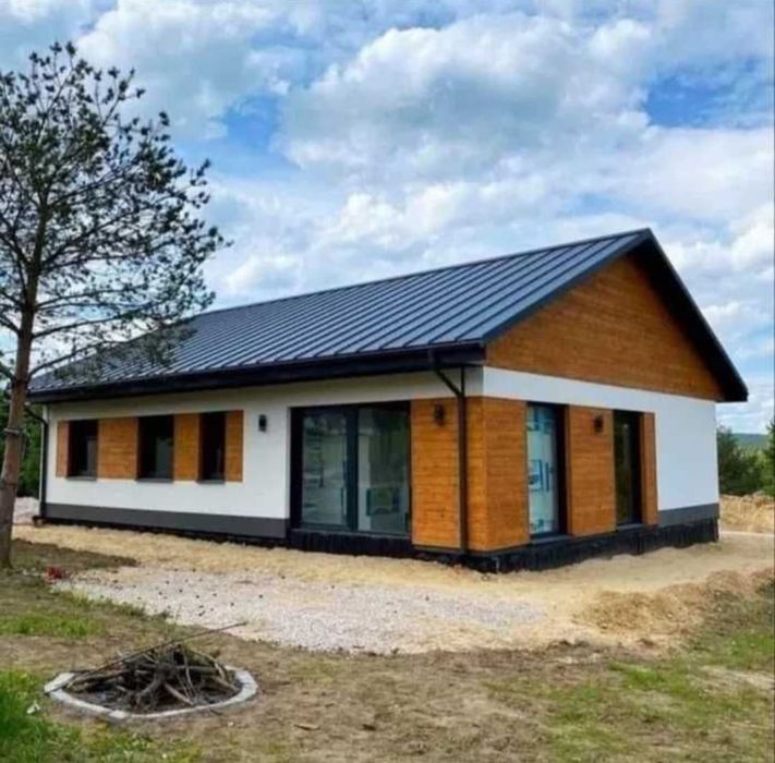 Vând casă din structură metalică și panouri sandwich
