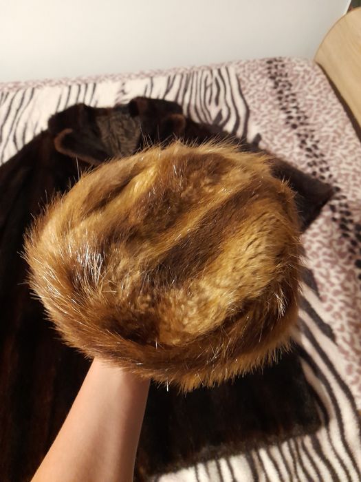 Haină de blana nutrie + căciulă de blana nutrie.