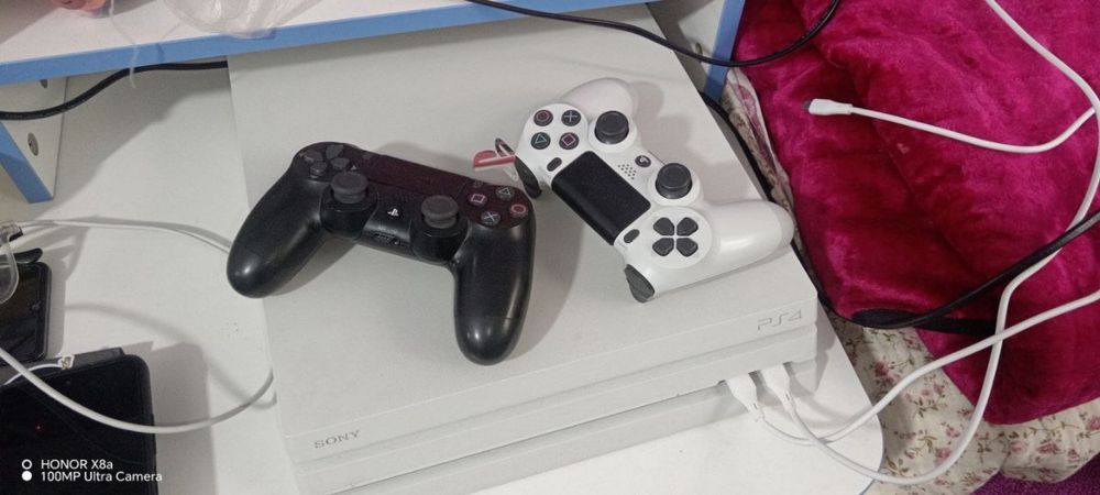 Sony PlayStation 4 Pro 1TB sotiladi.