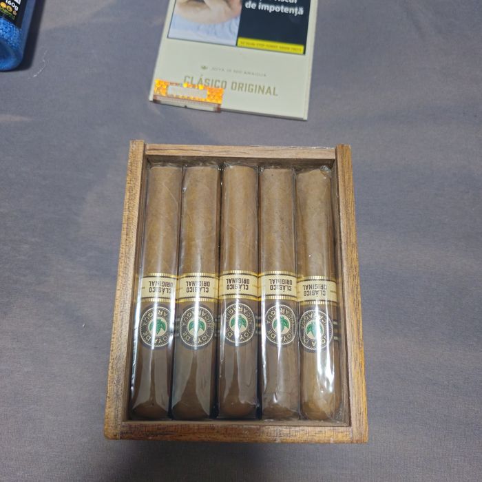 Trabucuri Joya De Nicaragua Clasico Robusto (10),  și 5 sticluțe de de nisip parfumat pentru scrumieră