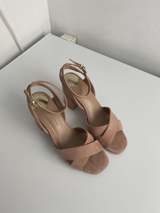 Sandale roz prafuit si negre