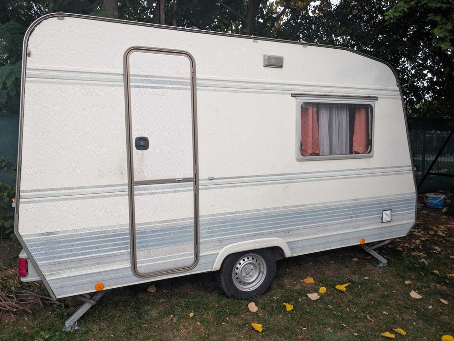 Rulotă T.E.C. Weltbummler (1993) – 100% Autonomă Off-Grid: LiFePO4 100Ah + Panou Solar 240W + Instant & Duș + Suport Biciclete + Marchiză