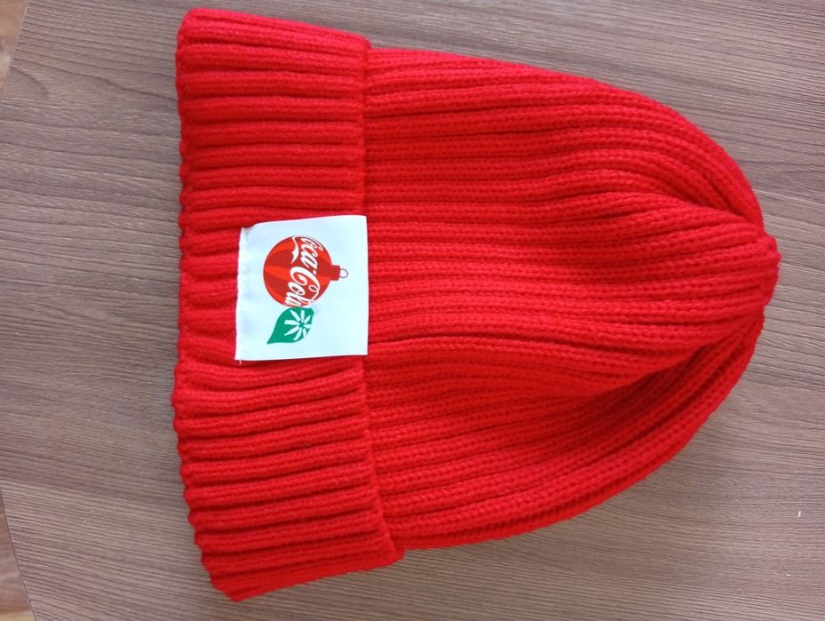 Фирменные перчатки и шапка