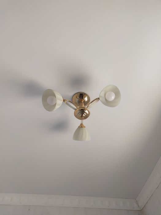 Люстра трёх рожковая