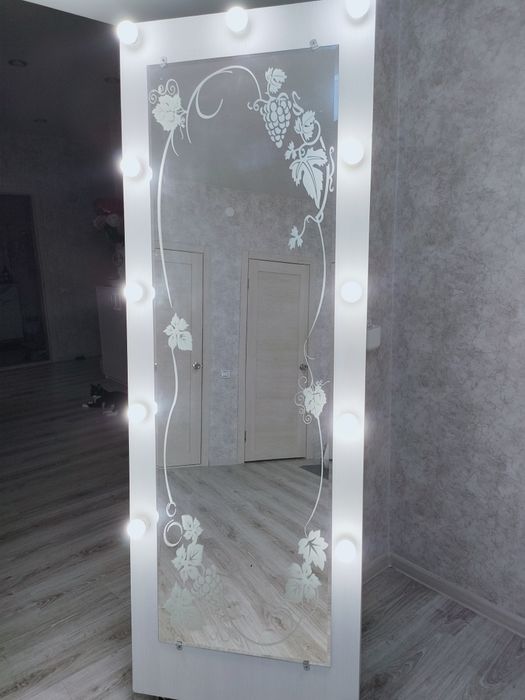 Продам зеркало с подсветкой