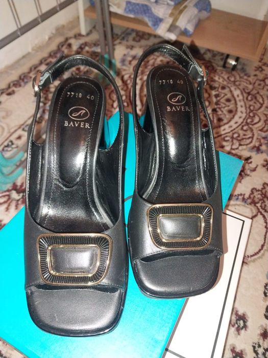 Аяқ киімдер сатылады