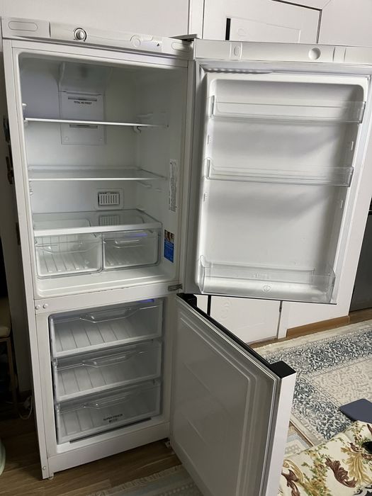 Холодильник Indesit, неисправен — на ремонт/запчасти