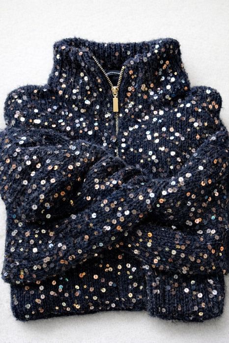 Джемпер из королевских пайеток.