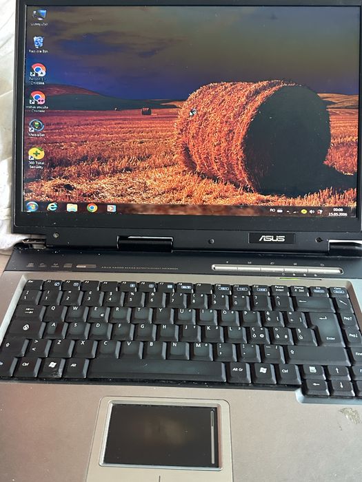 Laptop in stare foarte buna , trebuie dat reset si este perfect functional