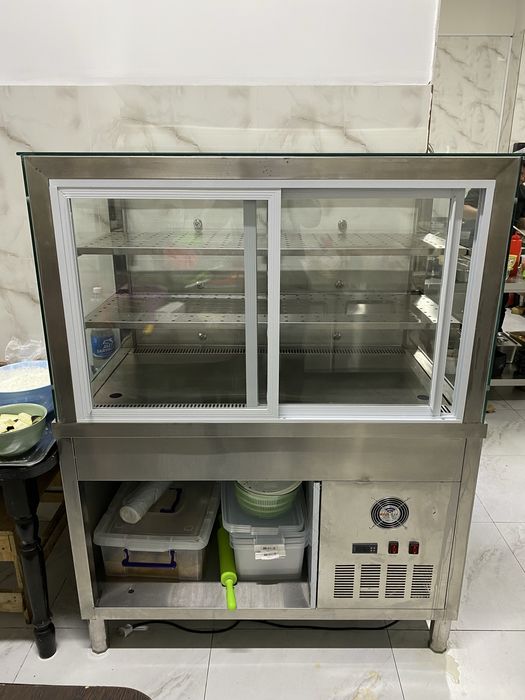 Продаю витринные холодильники.