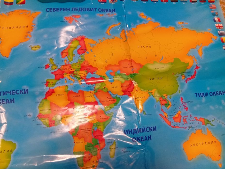 Карта на света  с всички знамена