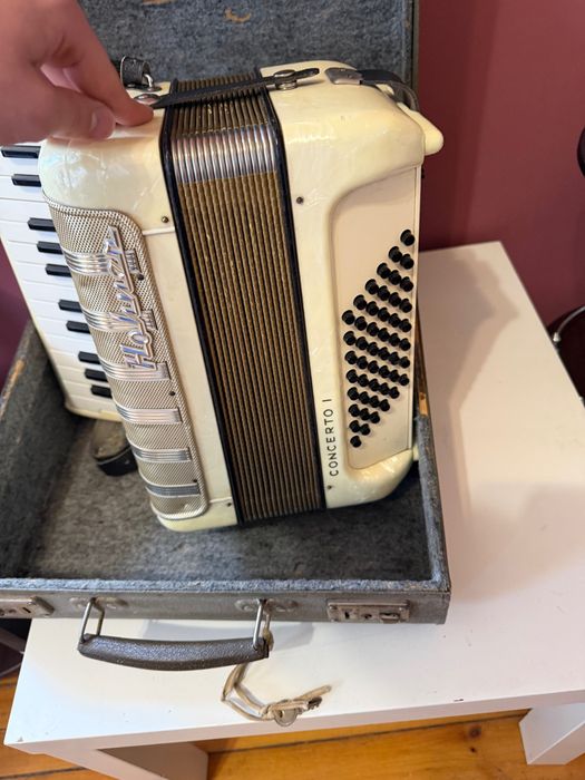 Продавам акорден Hohner бял седеф