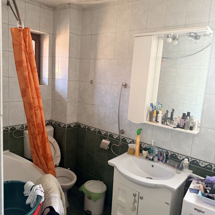 Inchiriez casa 5 camere+ mansarda si curte (200mp)