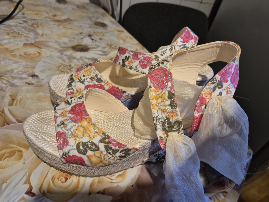 Сандали с платформа