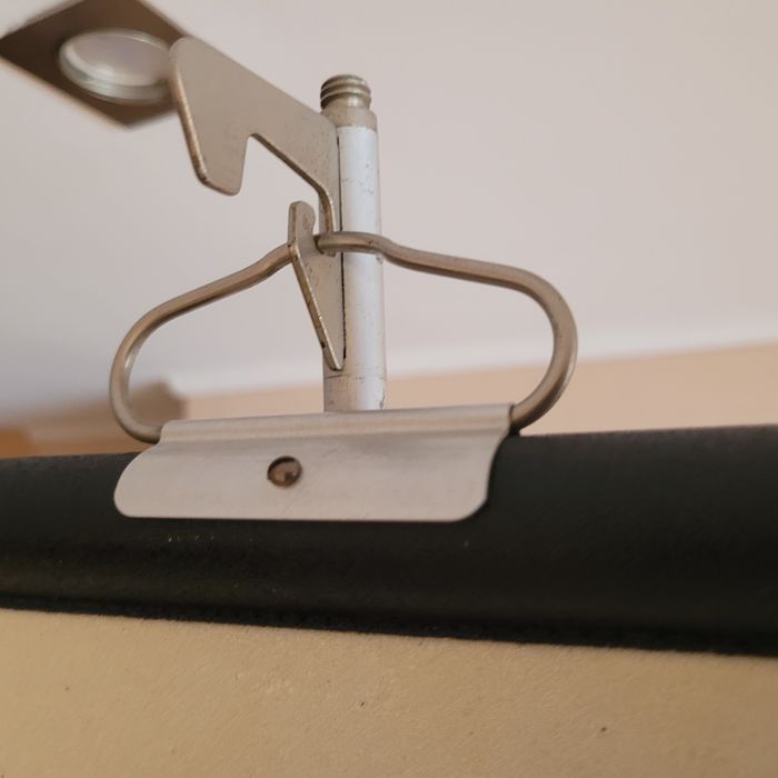 Кино екран на тринога.