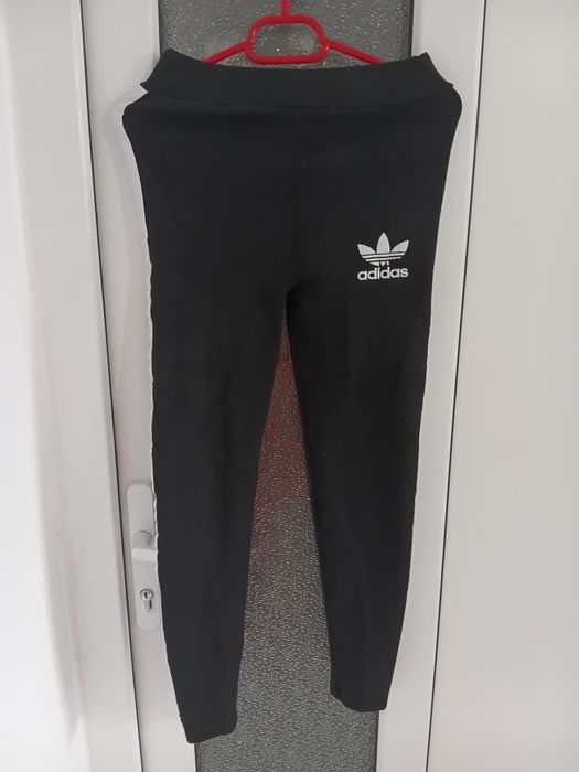 Vînd bluzon  + Pantaloni Adidas.