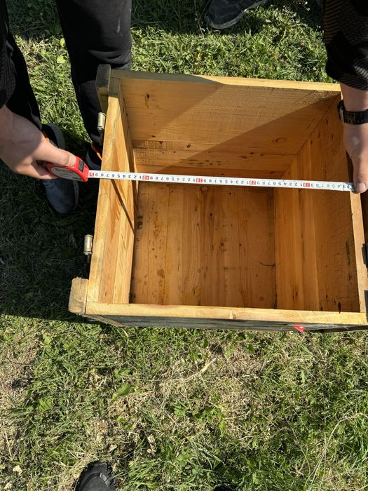 Военни дървени сандъци за пчелни кошери.