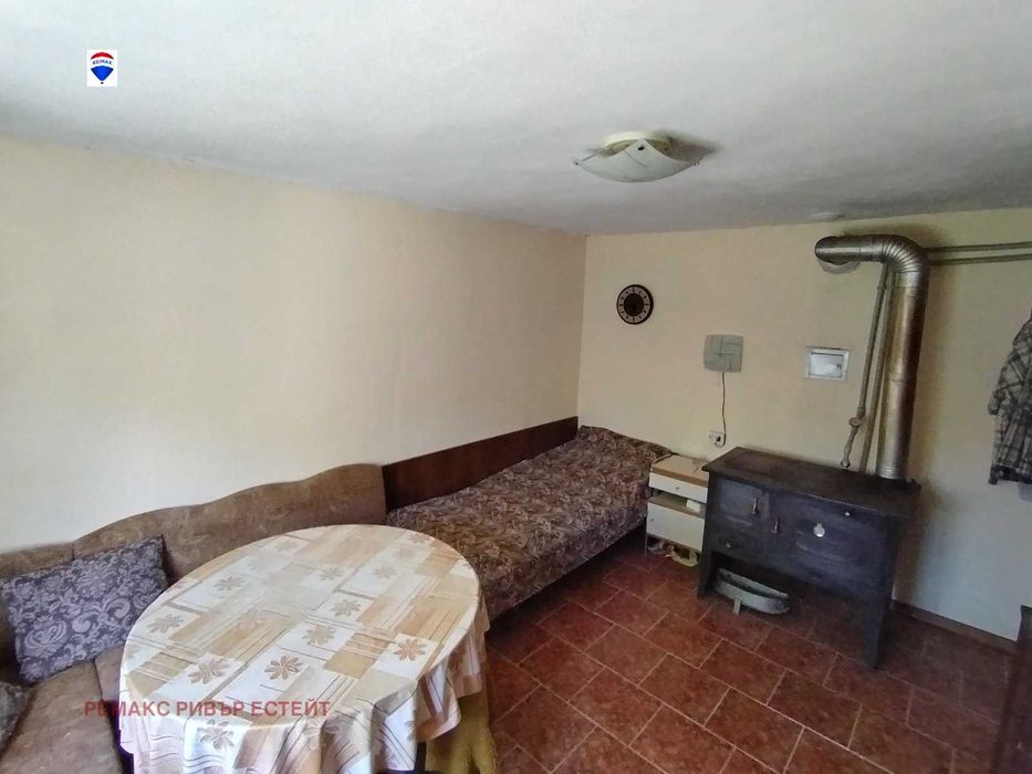 Къща на два етажа за продажба в с. Божичен