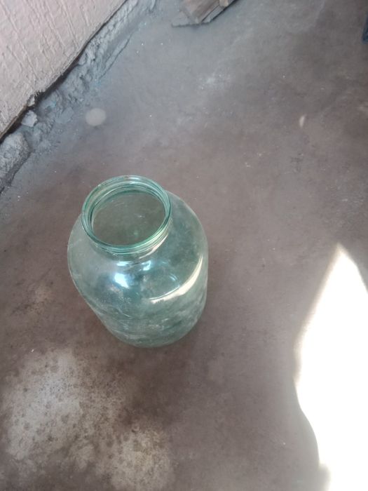 Банка стеклянная трехлитровая отличного качества.