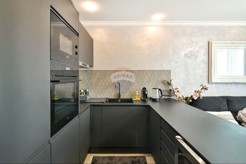 Дава се под наем Тристаен апартамент в к.к. Св.Св. Константин и Елена - 80 кв.м за 1500 € - Снимка #3