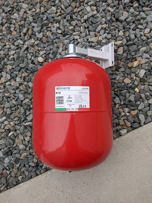 Vând vas de expansiune nou, cu suport, 18 litri