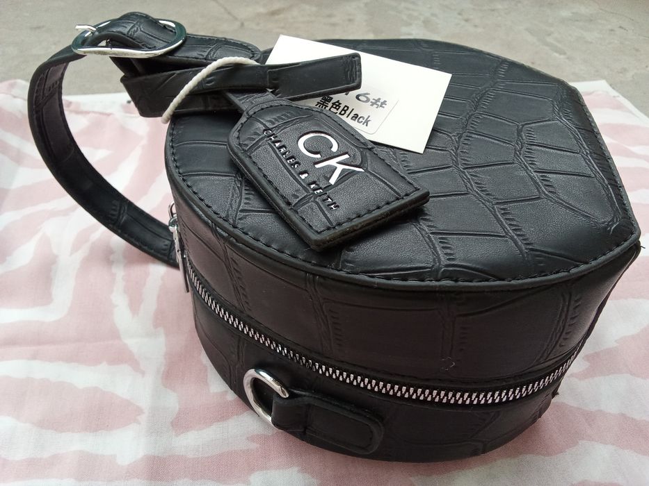 Круглая новая сумка