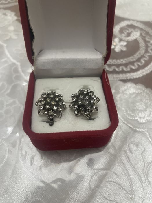 Эти серьги продаются в городе Арыс они серебряные.