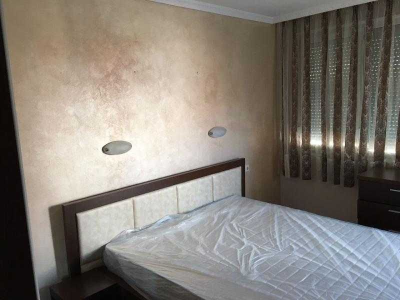 Дава се под наем Двустаен апартамент в Бургас, Център - 70 кв.м за 612 € - Снимка #2