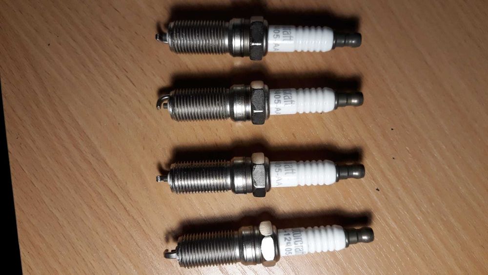 Vand bujii originale pentru Ford cod  2050957