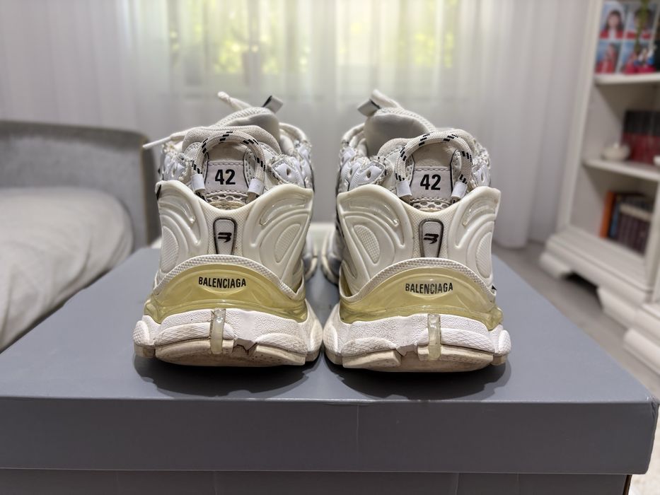 Balenciaga runner grafity